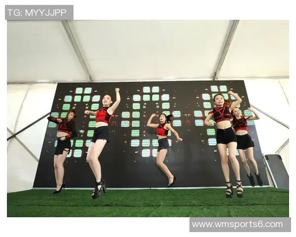 足球宝贝舞蹈魅力四射展现青春活力与团队精神的完美结合